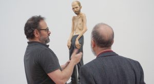 Martín Di Girolamo con una de sus esculturas que integran StageDiving