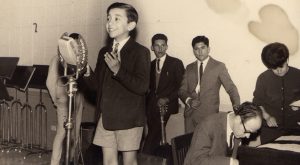 El jovenPaco Giménez en el escenario de radio LV3, año 1963