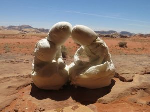 MANDRILE“El desierto adentro (UnOtro)” (2014). Figuras errantes por el desierto de Wadi Rum, Jordania.