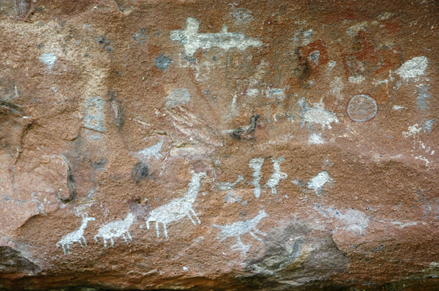 Detalle de las pinturas de  los aleros ubicados en el Cerro Colorado
