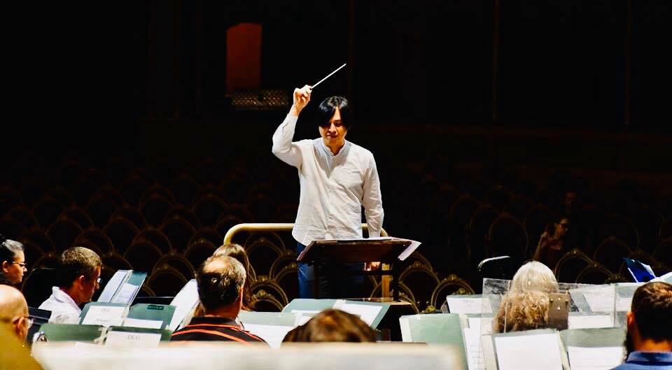 Oriundo de Ibagué, Colombia, Andres Acosta fue el director invitado en el primer concierto que la Banda Sinfónica de la Provincia de Córdoba brindó en el 2020