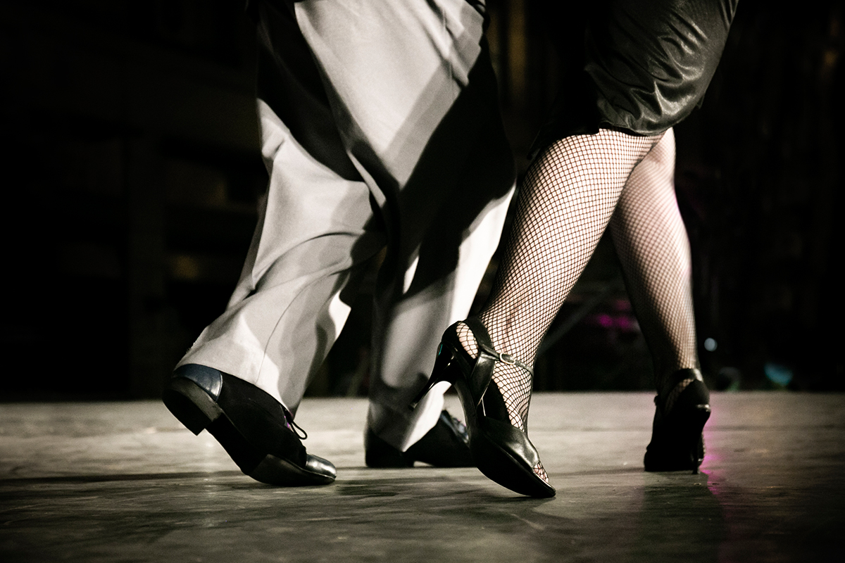 Песня танец ног. Танго женские ноги. Туфли для танцев. Аргентинское танго ноги. Стопы в танго.