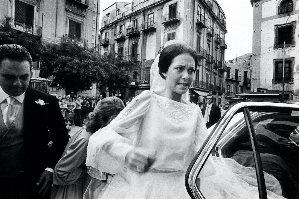 Palermo, 1980. La sposa ricca inciampa sul velo a Casa Professa