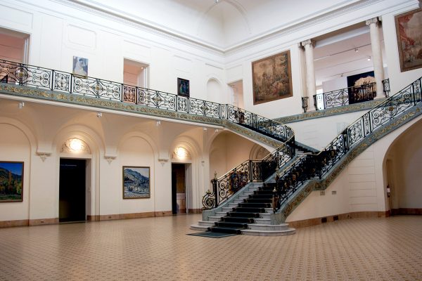 La imponente escalera corona el hall de ingreso del Museo Evita Palacio Ferreyra